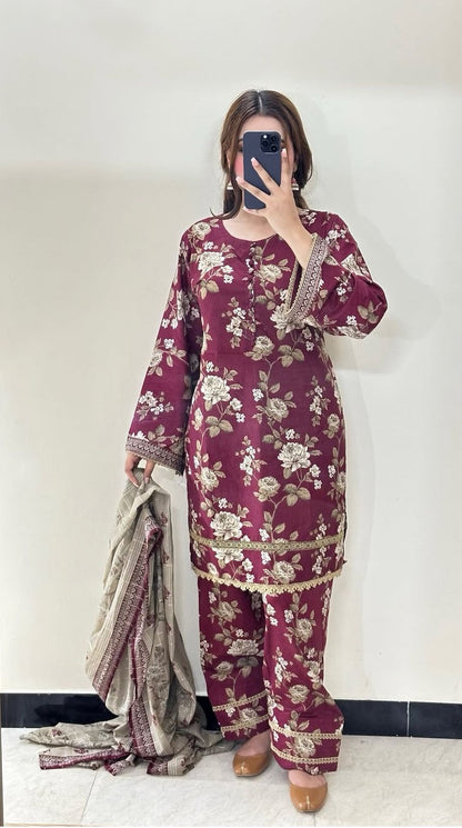 - Premium quality *SELF* swiss  jacquard lilen fabric digital printed shirt and Digital printed trouzer
- chiffon digital printed dupatta
3pc unstitched suit 👗