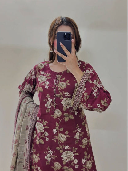 - Premium quality *SELF* swiss  jacquard lilen fabric digital printed shirt and Digital printed trouzer
- chiffon digital printed dupatta
3pc unstitched suit 👗